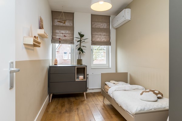 Foto - Verkocht onder voorbehoud: In een rustige en kindvriendelijke woonomgeving staat deze moderne instapklare geschakelde twee-onder-een-kapwoning (bouwjaar 2011) met voldoende woonoppervlakte, garage en tuin.